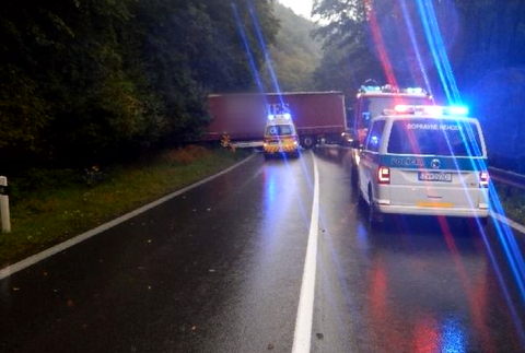 Zrážka kamiónu s osobným autom mala takmer fatálne následky. Náves skrížilo cez oba pruhy 