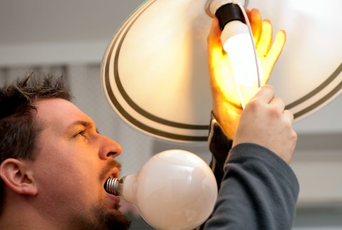 muž žiarovka výmena