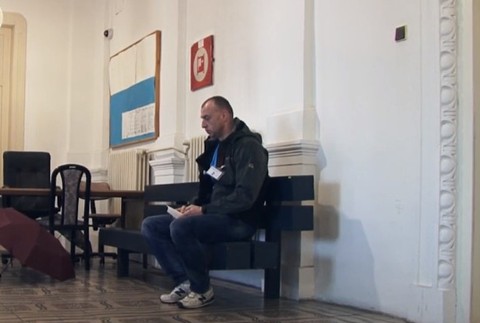 Pre tetovania pred súdom. Muža obvinili z extrémizmu