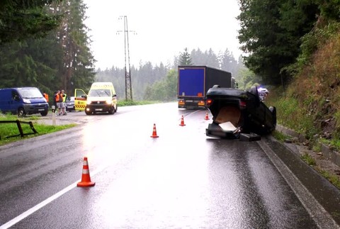 [multi] N12 Mladík (18) nezvládol jazdu horským priechodom Donovaly. S novým autom skončil na streche 1055