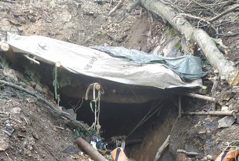 Mužov, ktorí sa udusili v štôlni, stále nevytiahli.