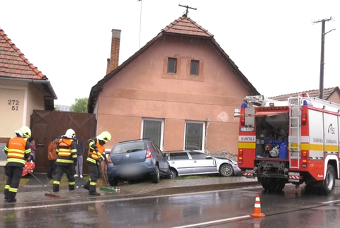 Dve osobné autá skončili v rodinnom dome