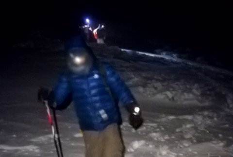 Záchranári v Tatrách pomáhali dvom izraelským turistom. Pre sneh a hmlu zišli z chodníka