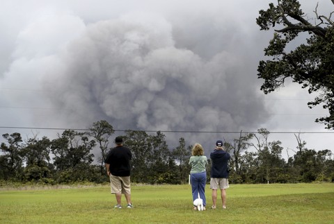 obyvatelia pozerajúci sa na erupciu Kilauea