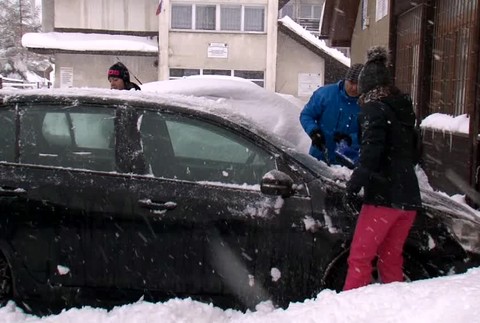 Husté sneženie komplikuje situáciu. Lavína spadla pred prichádzajúci vlak