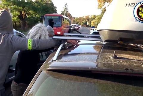 Pri protidrogovej akcii zadržali tri osoby. V prípade padli ďalšie obvinenia