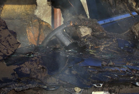 Mladej žene začalo horieť auto počas jazdy. Pred plameňmi sa snažila uniknúť aj so svojim dieťaťom