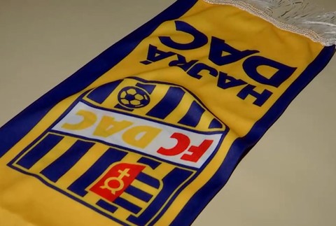 Útočníkom išlo o trofej v podobe šálu konkurenčného futbalového klubu.