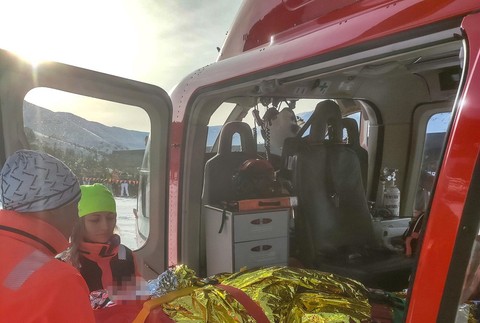 Lyžiar sa zrazil so štvorčlennou rodinou