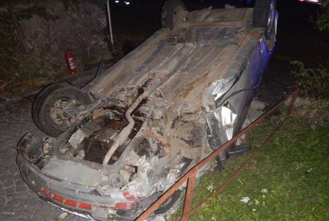 Mladík (20) nezvládol riadenie, a s autom skončil na streche. Vedľa neho sedela 26-ročná žena