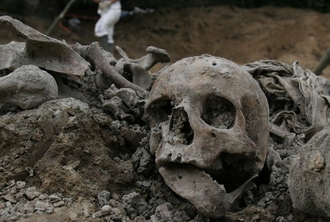 Exhumácia masového hrobu v bosnianskej obci Budak neďaleko Srebrenice.