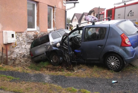 Dve osobné autá skončili v rodinnom dome
