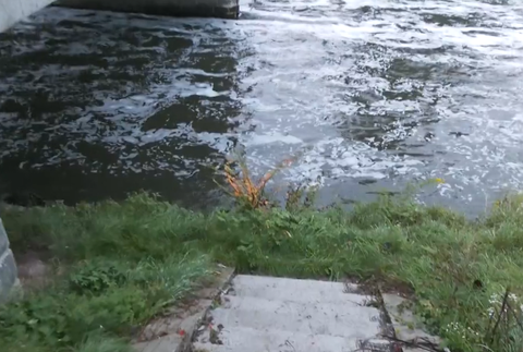 Muža unášal silný prúd rieky Hron