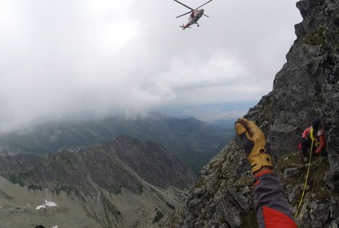 Záchranná akcia na Karbunkulovom hrebeni HZS zranene turistky (2)