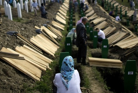 Pamätné centrum srebrenickej masakry v Potočari, blízko Srebrenice, asi 120 kilometrov severovýchodne od Sarajeva.