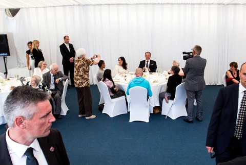 Andrej Kiska a manželka Martina na obede s bezdomovcami a sociálne slabšími 3