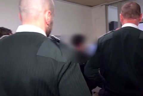 Miško žije v nemeckom detskom domove, matku mu zavraždil otec. Starí rodičia majú s jeho osvojením problémy, zakázali im aj návštevy