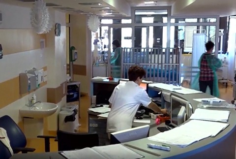 Pochovala len ročného syna. Matka je presvedčená, že pochybila nemocnica