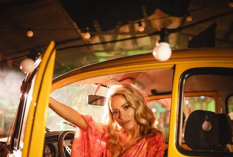 Dominika Mirgová vo videoklipe k songu Spomaliť