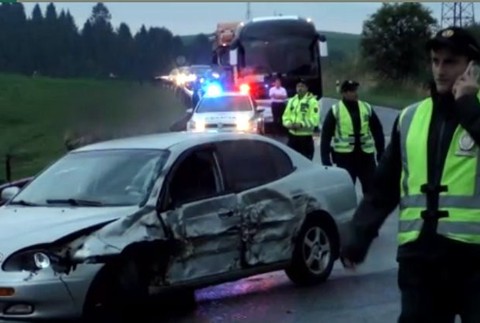 Nehoda vojenského konvoju s autom 