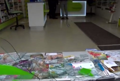 Zlodej sa vlámal do lekárne a zjedol množstvo tabletiek. Potom tam zaspal