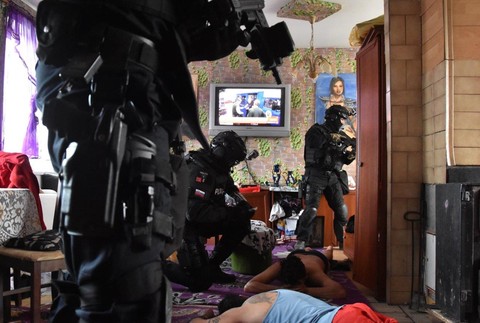 Autentické zábery z policajného zásahu v prípade obchodovania s mladými dievčatami