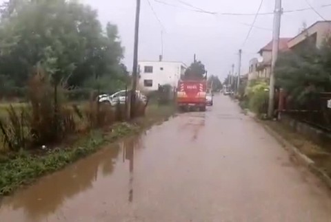 Viaceré obce v Nitrianskom kraji po nočnej búrke bojujú s vodou