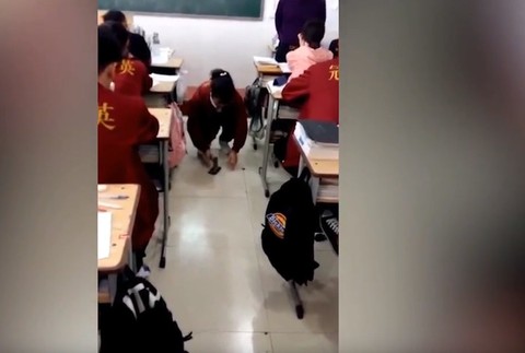 VIDEO: Učiteľ potrestal dievča pred očami žiakov. Musela rozbiť svoj telefón