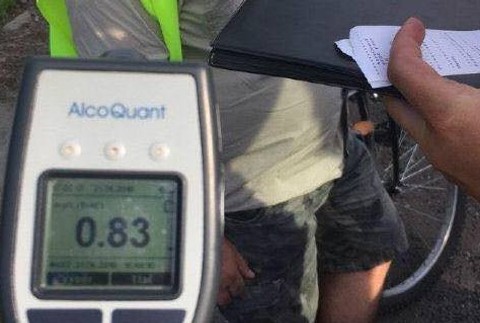 Opitý cyklista na diaľnici