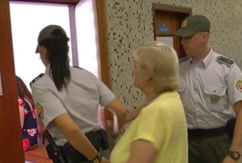 dôchdykňu vedú policajti pred súd