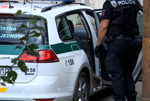 Strach, panika a obrovský šok! Besniaci muž hádzal kamene do áut za plnej premávky