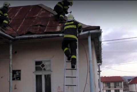 Obyvatelia v ohrození. Na východe vyčíňal vietor a strhával strechy