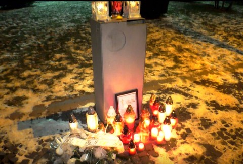 Zapálené sviečky. Ľudia spomínajú na napadnutého muža 