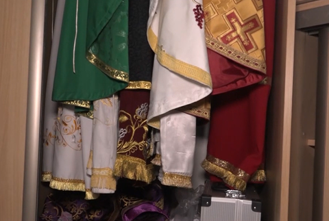 krádež rúcha a kadidla