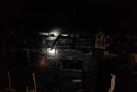 Hasiči v noci zasahovali až trikrát. Spať im nedal oheň a únik plynu