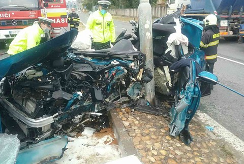 Vážna nehoda v Bratislave. Luxusné auto zostalo po náraze zdemolované