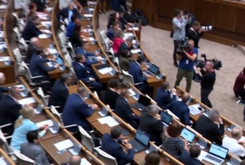 Poslanci sa opäť zišli, aby prerokovali rôzne návrhy. Tie sa týkali obmedzení prezidenta, ale aj športovcov