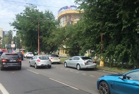 Hromadná nehoda v smere do centra Bratislavy. Premávku riadia policajti