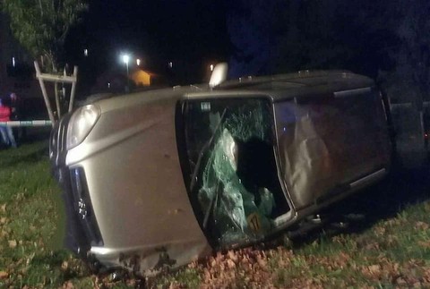 Pri nočnej nehode sa zrazili tri autá. Jedno z nich vyletelo na chodník a zachytilo dvoch chodcov