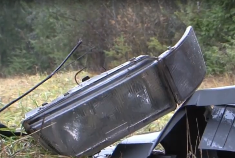 Turisti našli uprostred lesa čiernu skládku s auto-dielmi. Palubná skrinka ukrývala nečakaný obsah