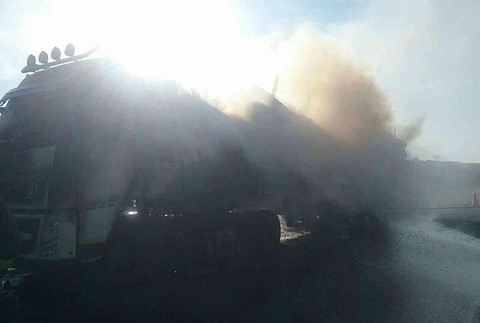 Na ceste R1 zachvátili plamene kamión, náves bol plne naložený drevom
