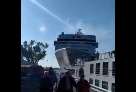 Výletná loď v Benátkach narazila do móla v prístave. Niekoľko ľudí sa zranilo