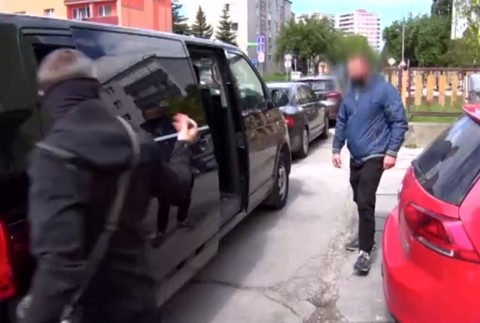 Policajti zatýkali policajtov. 