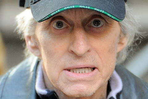 Chorý Michael Douglas, čiapka