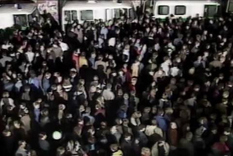 Pád Berlínskeho múra zažil aj Slovák zo Sniny. Namaľoval naň obraz, ktorý je na pohľadniciach