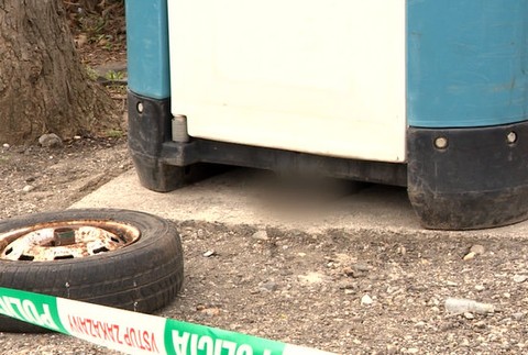 Šokujúci nález na námestí. V prenosnom záchode bol mŕtvy muž