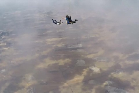 [multi] Najstaršia parašutistka sveta. Z lietadla vyskočila v 102 rokoch 382