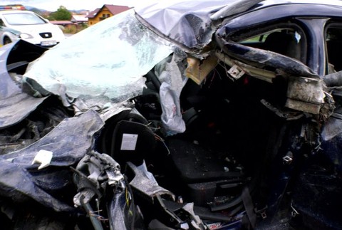 Železná zábrana prepichla celé auto. Mladíka okamžite previezli do nemocnice