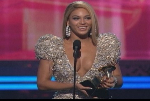grammy-beyonce prebera cenu, mikrofon