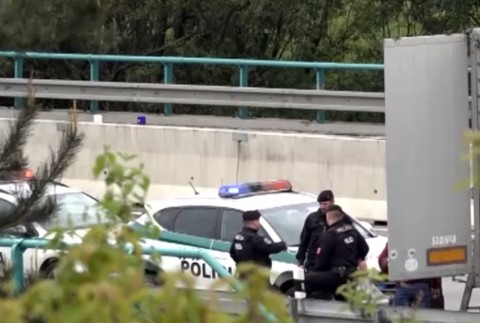 Kamionistovi na D1 vyskočili z návesu dvaja migranti. Počas jazdy vyliezli na strechu